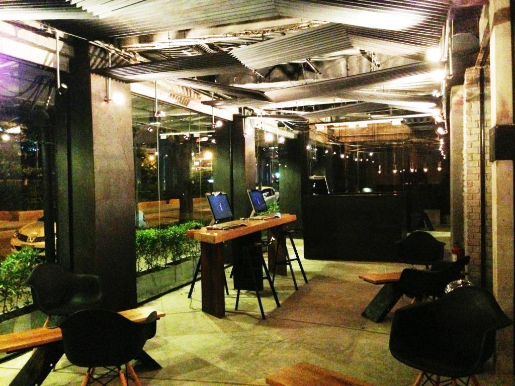 Thrive The Hostel : Patpong By The Belle Бангкок Экстерьер фото
